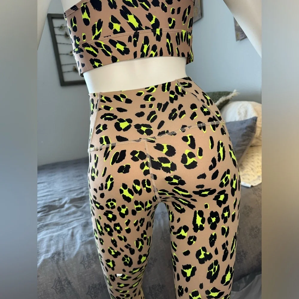 Fabletics leopard outfit. Bottoms xs and top is medium. Sold as set. - Picture 7 of 11